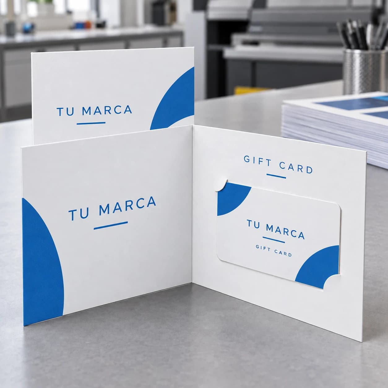 Porta Gift Card tipo díptico impreso en azul sobre cartulina blanca